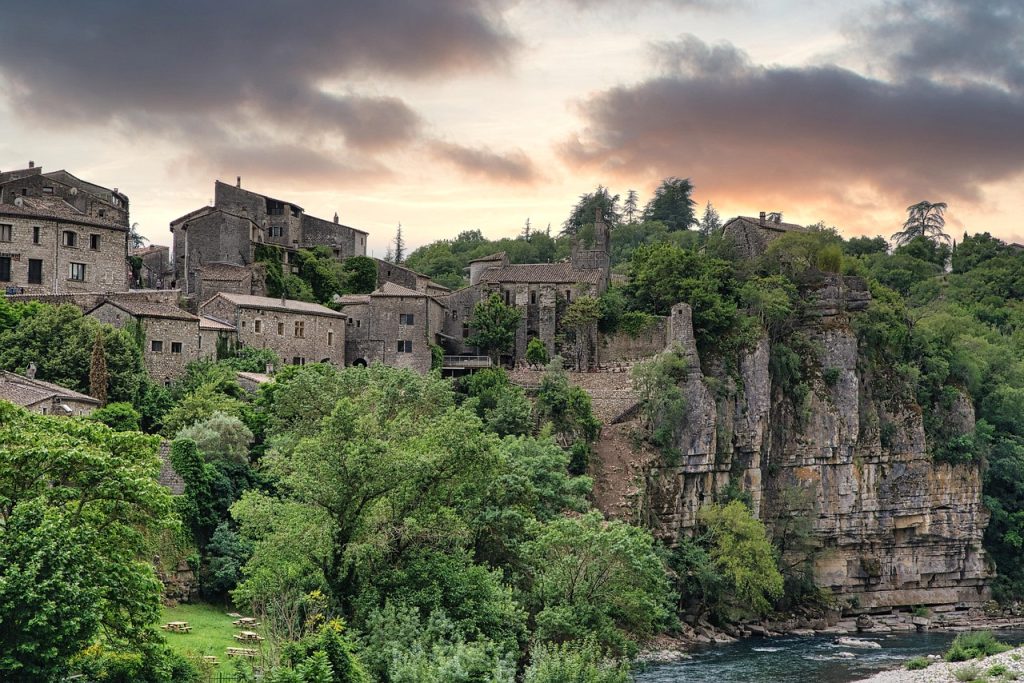 %title | % g12a73281c21ef2b17886b7b4c94d0d8c9ec5aa8330f29b16bfb1943131c1243bff50feb40dfdab876ab7b5462a0049b194ae2e26766ac77a5185c1410223da8b 1280 mur, maison, pavé, façade, ancien, pierre, médiéval, toiture, arche, voûte, escalier, porte, rocher, falaise