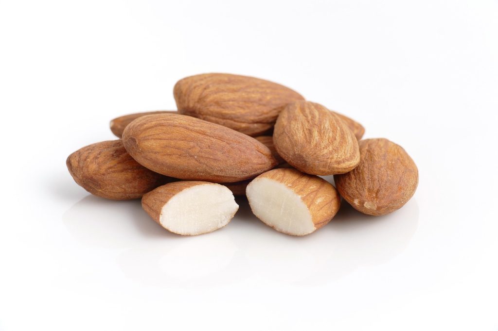 amandes, amandes non décortiquées, des noisettes, noyaux d'amande, goûter, superaliment, isolé, amandes, amandes, amandes, amandes, amandes