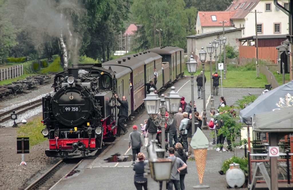 oybin, spa, montagnes zittau, imeuble, des pistes, fin de l'été, chemin de fer, eisenbahnromantik, parasol, train de voyageurs, locomotive à vapeur, locomotive, doux, gens du voyage, plate-forme, bardage, montagnes, forêt, lanterne, saxe