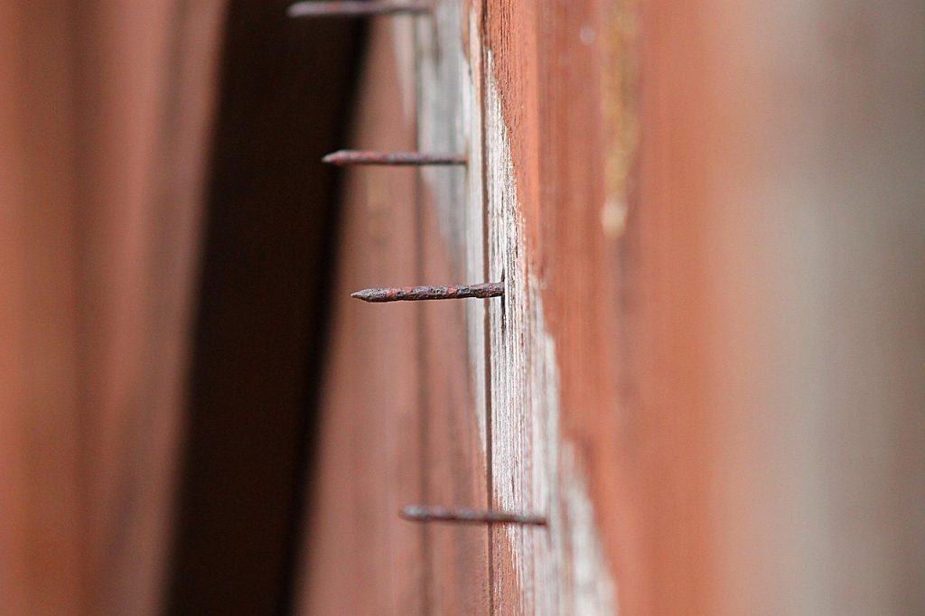 clou, dépasser, tranchant, exposé, rouillé, rustique, altéré, gamme, déshabiller, construction, clous, points, angle, diagonale, grange, voie d'évitement, bardage de grange