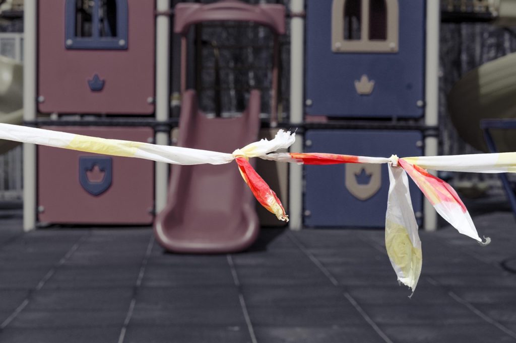 la quarantaine, danger, infection, virus, ruban, attention, isolation, terrain de jeux, parc, jouer, balançoire, en plein air, amusement, enfants, glisser, extérieur, construction, enfant, jouet, enfance