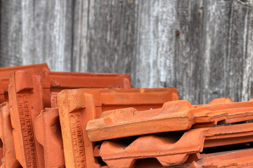 %title | % gad5cdbe98a4d6cce4f6c2a4378afab70439d39af002ee3ede2eee654075f6e184b0ecb0ed1593d9c7fec1432e43264f0f0a73103c26264257bc978f83da2bc1d 1280 brique, construction de toits, tuiles, empiler, rouge, panneaux de toit, brûlé, le volume, toiture
